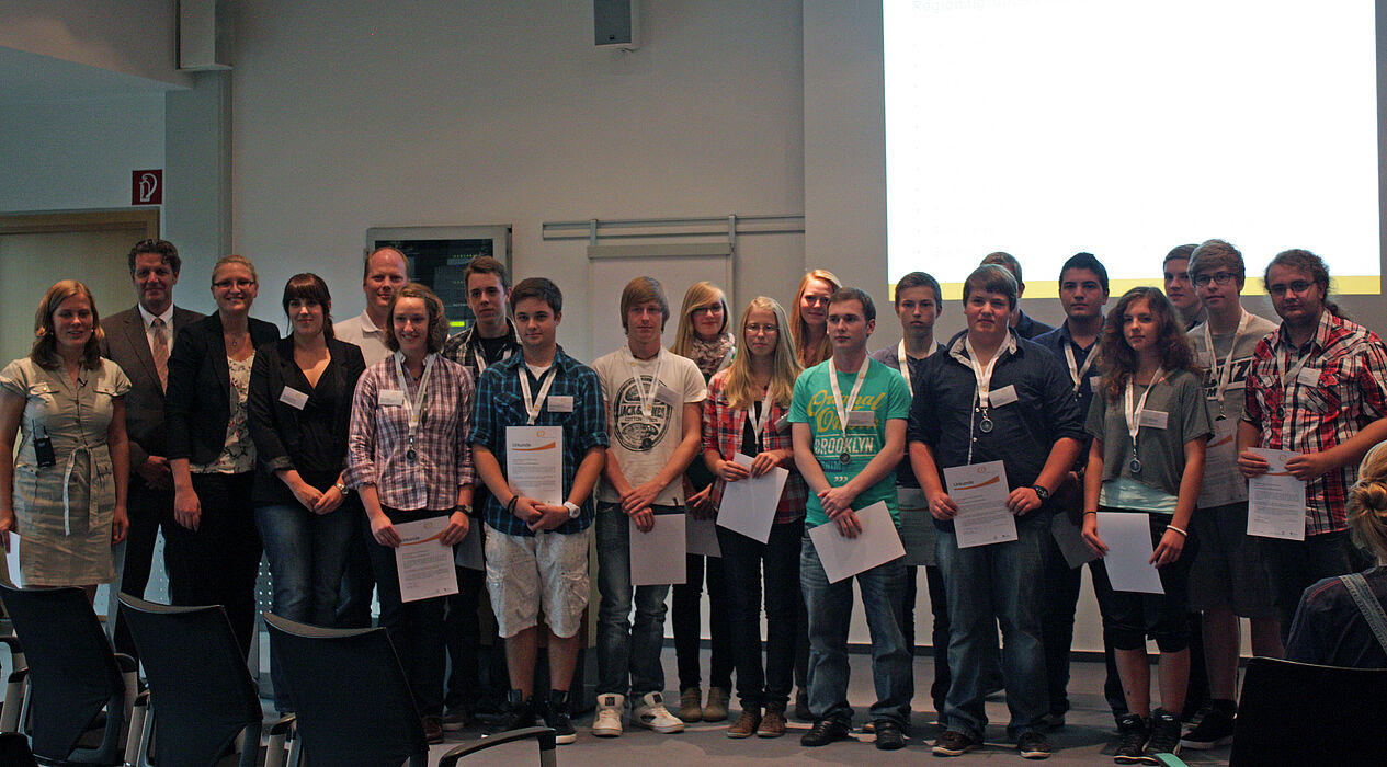 Foto: Die neuen Teilnehmerinnen und Teilnehmer aus Paderborn mit Martin Nixdorf (2. v. li.), Vorsitzender der Heinz Nixdorf Stiftung.