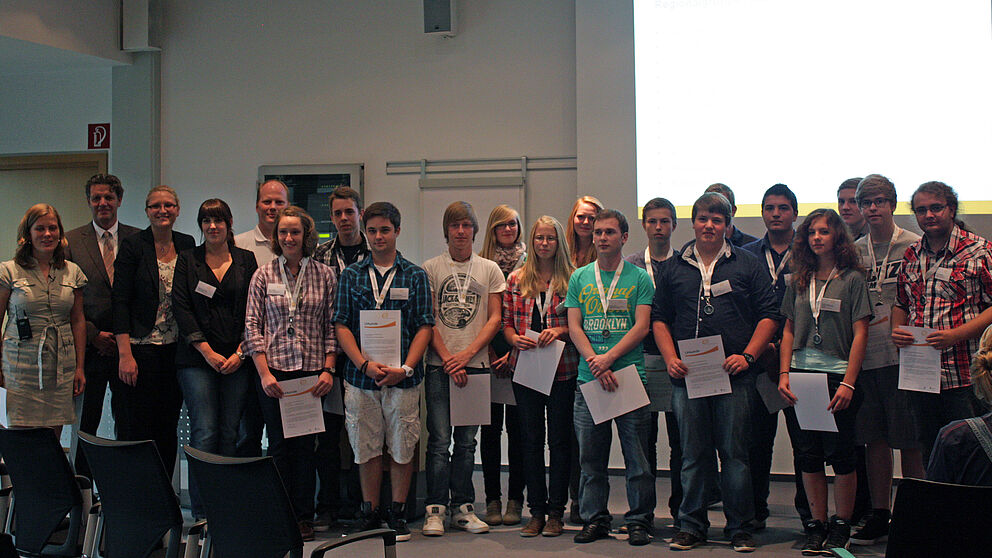 Foto: Die neuen Teilnehmerinnen und Teilnehmer aus Paderborn mit Martin Nixdorf (2. v. li.), Vorsitzender der Heinz Nixdorf Stiftung.
