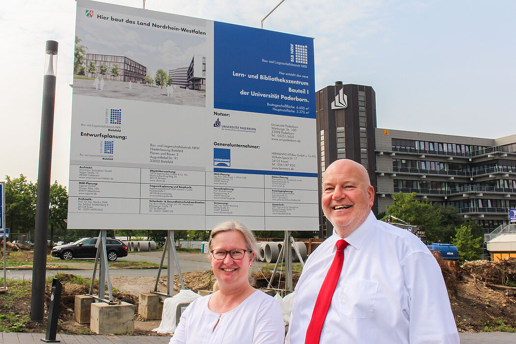 Foto (Universität Paderborn, Johannes Pauly): (v. l.) Simone Probst, Vizepräsidentin für Wirtschafts- und Personalverwaltung, und Bauherr Heinrich Micus, Niederlassungsleiter des Bau- und Liegenschaftsbetriebes NRW, eröffnen symbolisch die Baustelle d
