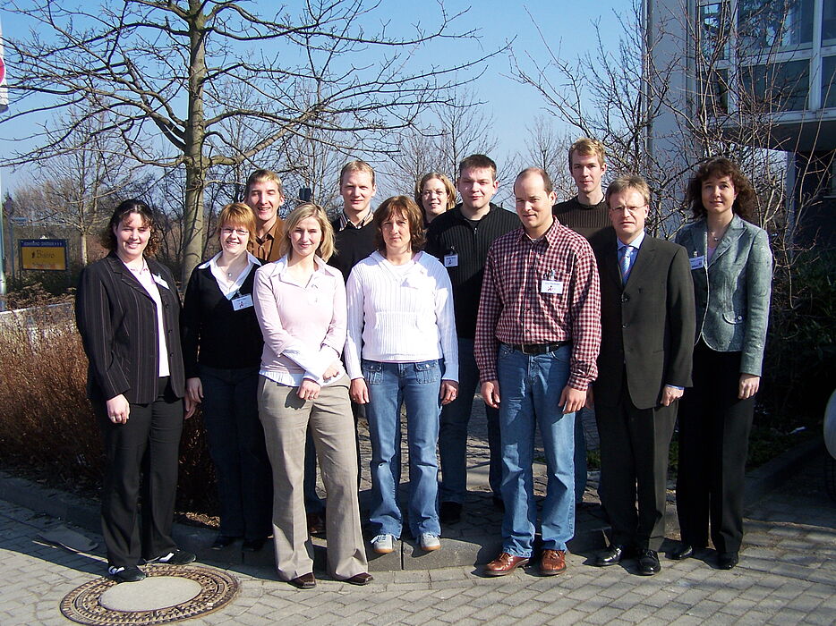 Foto: Die Teilnehmerinnen und Teilnehmer der business update 2006 mit Vertretern der Veranstalter