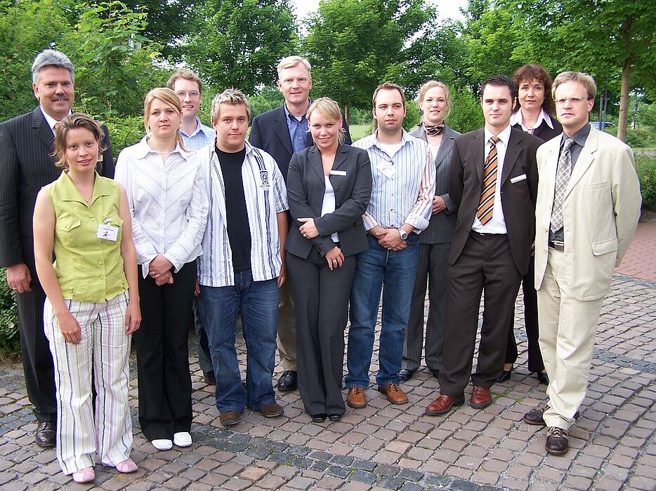 Foto: Die Teilnehmerinnen und Teilnehmer des business update mit dem Schirmherrn Theo Kueke, Direktor der Deutschen Bank Paderborn (v.l.) und den Veranstaltern Marie Charlotte Kickelbick von UNICONSULT (2. v.l.), Jürgen Geisler, Prokurist der Technologie