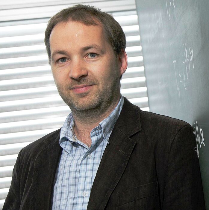 Foto (Universität Paderborn, Bild R.S.): Prof. Dr.-Ing. Rolf Schuhmann von der Universität Paderborn entwickelt gemeinsam mit anderen Forschern eine neue Generation integrierter optischer Verbindungsbauteile für die Datenübertragung in Computersysteme