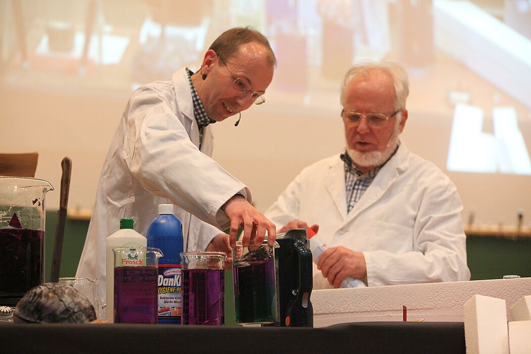 Foto (Universität Paderborn, Adelheid Rutenburges): Die beiden Quizmaster Dr. Andreas Hoischen (links) und Prof. Dr. Heinrich Marsmann bei der Arbeit.