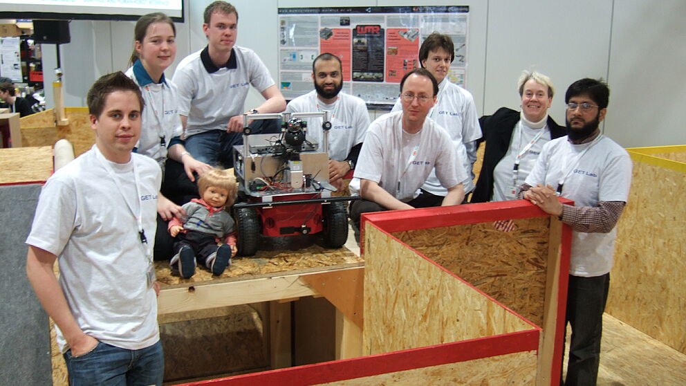 Foto (Bärbel Mertsching): Von links nach rechts: Henrik Vassmer, Sabrina Kliegl, Nicolas Schelp, Irtiza Ali, Dirk Fischer, Alwin Heerklotz, Prof. Dr. Bärbel Mertsching und Zaheer Aziz.