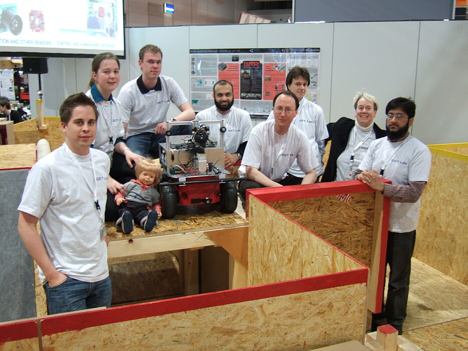 Foto (Bärbel Mertsching): Von links nach rechts: Henrik Vassmer, Sabrina Kliegl, Nicolas Schelp, Irtiza Ali, Dirk Fischer, Alwin Heerklotz, Prof. Dr. Bärbel Mertsching und Zaheer Aziz.