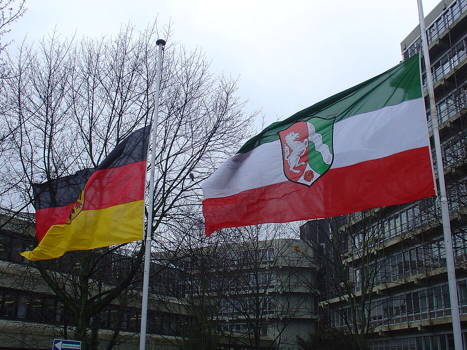 Foto (Patrick Kleibold, Universität Paderborn): Trauerbeffaggung an der Universität Paderborn