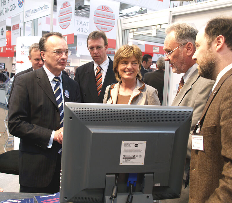 Foto (v. li. n. re.): (im Hintergrund) Prof. Christian Millauer (FH Lippe und Höxter), Rolf Struppek (Sprecher OWL Maschinenbau/Boge Kompressoren), Dr. Eberhard Niggemann (Weidmüller Interface), Ute Berg MdB, Bernd Seel (Uniconsult, Uni Paderborn) und M