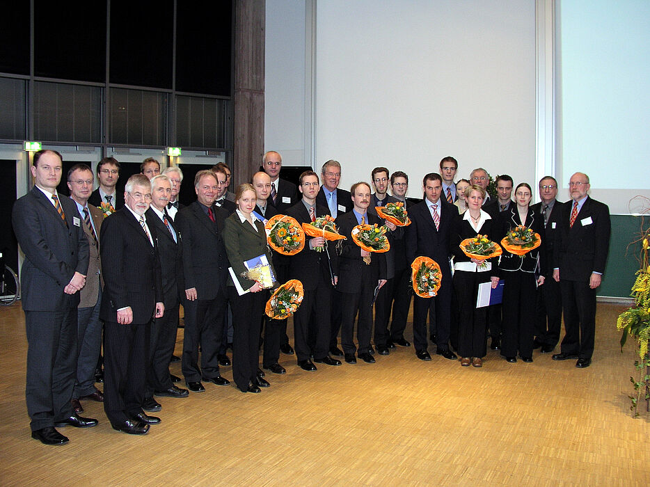 Foto: Prof. Dr.-Ing. Klaus Meerkötter (4.v.li.), Dekan der Fakultät für Elektrotechnik, Informatik und Mathematik, freut sich über die erfolgreichen Preisträger der Fakultät. Ferner auf dem Bild: Prodekane und Fakultätsgeschäftsführer sowie Vertr