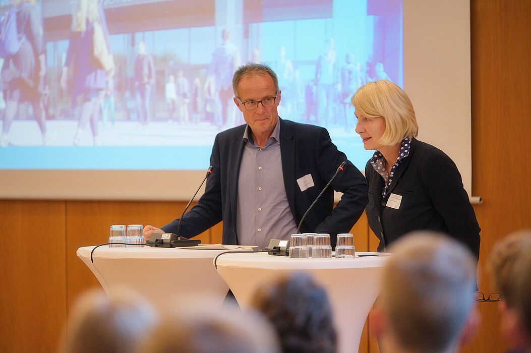 Foto (Arthur Isaak, Copyright: Hochschule OWL): Michael Uhlich (Bezirksregierung Detmold) (li.) und Professorin Ingeborg Schramm-Wölk (Vorsitzende Campus OWL/Präsidentin FH Bielefeld) begrüßen die Gäste der Jubiläumsveranstaltung.