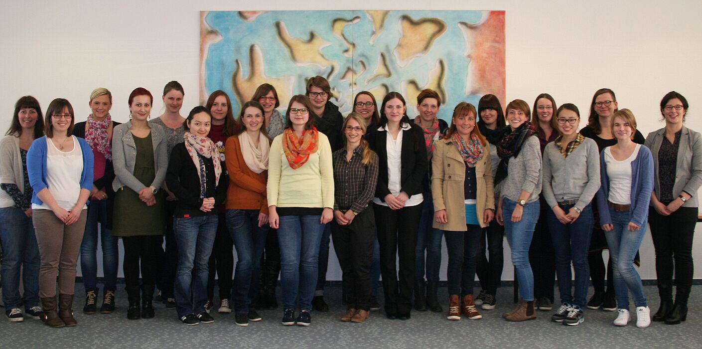 Foto (Maike Amen): Mentees und Mentorinnen des achten Jahrgangs bei der Auftaktveranstaltung zusammen mit Projektkoordinatorin Julia Steinhausen.