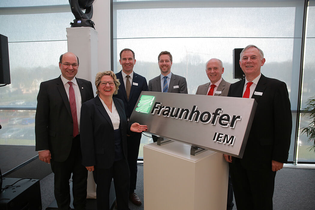 Foto (Michael Adamski): Eröffnen das erste Fraunhofer-Institut in OWL: Prof. Ansgar Trächtler (Leiter Fraunhofer IEM), Svenja Schulze (NRW-Wissenschaftsministerin), Dr. Raoul Klingner (Direktor Forschung der Fraunhofer-Gesellschaft), Prof. Eric Bodden (