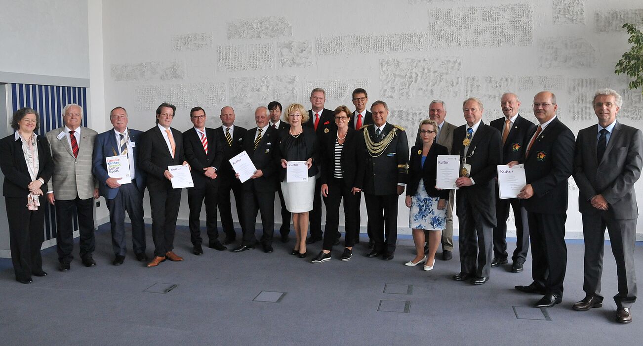 Foto (NRW-Ministerium für Familie, Kinder, Jugend, Kultur und Sport Dr. Nikolaj Beier): Bekanntmachung der ersten Eintragungen in das Inventar des immateriellen Kulturerbes Nordrhein-Westfalens, an der auch Prof. Dr. Eva-Maria Seng (6. v. re.), Universit