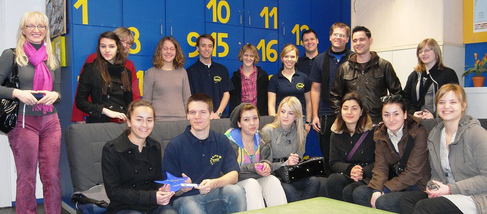 Foto (Webel): Schülerinnen und Vertreter des ersten Gymnasiums Sarajevo sowie der Gesamtschule Paderborn-Elsen überreichen im Eurobiz-Büro den "Meilenstern".