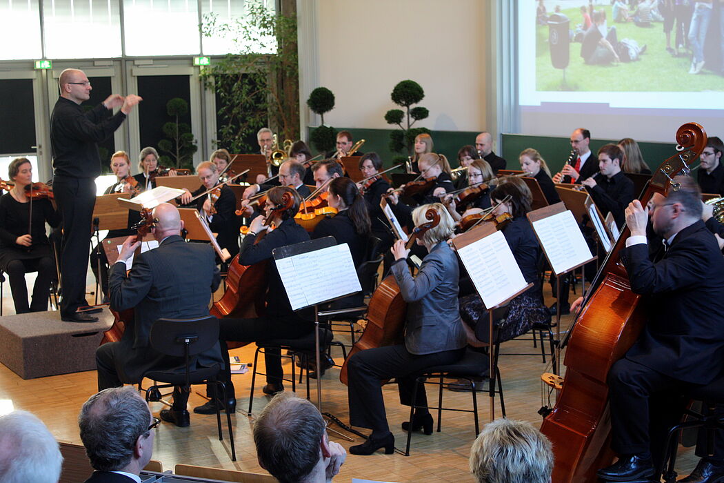 Foto (Universität Paderborn, Patrick Kleibold):  Am 23. und 25. Januar spielt das Hochschulorchester Paderborn unter Leitung seines Dirigenten Steffen Schiel im Auditorium maximum der Universität Konzerte mit zeitgenössischem Schwerpunkt.