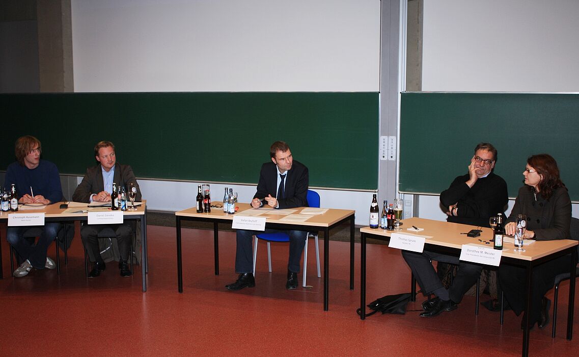 Foto (Universität Paderborn, Frauke Döll): AStA-Vorsitzender Christoph Husemann, Stadtverbandsvorsitzender und Landtagsabgeordneter Daniel Sieveke (CDU), Moderator Stefan Beyhoff, Stadtratsmitglied Thomas Sprute (FDP) und Uni-Vizepräsidentin Prof. Dr. 
