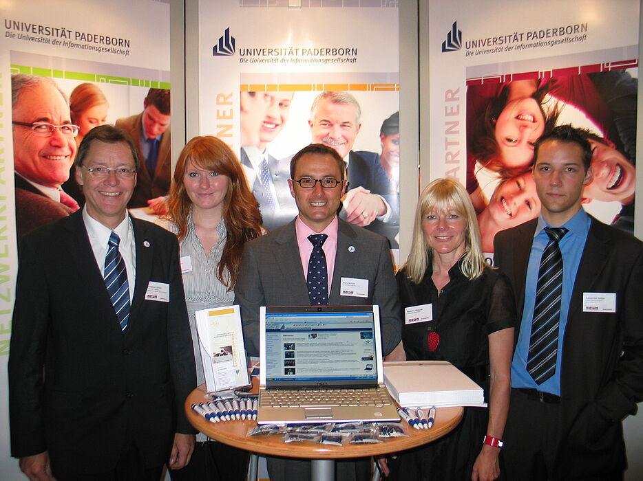 Foto (Universität Paderborn): Sehr zufriedenes Uni-Team: (v. l.) Christoph Schön (Leiter Hochschulnetzwerk & Fundraising), Klaudia Lach (Hochschulnetzwerk & Fundraising) , Marc Schüle (Hochschulnetzwerk & Fundraising), Ramona Wiesner (Leiterin des Refe