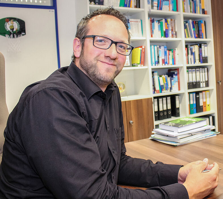 Foto (Universität Paderborn, Simon Ratmann): Prof. Dr. Dr. Claus Reinsberger wurde im April 2014 als deutschlandweit erster Neurologe auf den sportmedizinischen Lehrstuhl an der Universität Paderborn berufen.