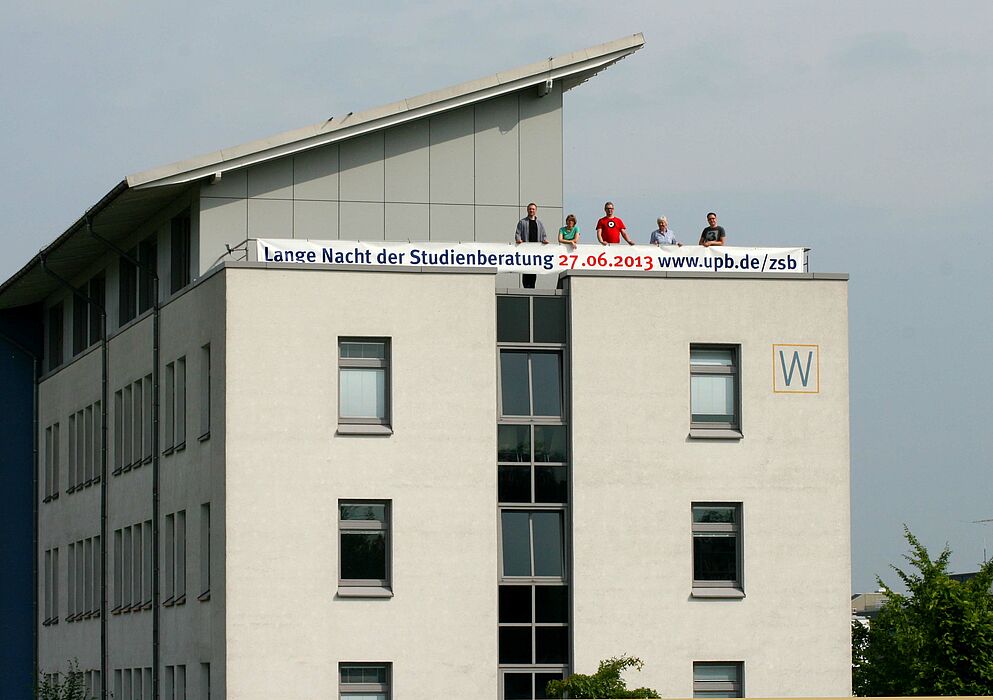 Foto (Universität Paderborn, Fotografin Cinderella Schröder): Die Mitarbeiter und Mitarbeiterinnen der Zentralen Studienberatung laden alle Studieninteressierten herzlich ein, sich über ein Studium an der Universität Paderborn zu informieren.