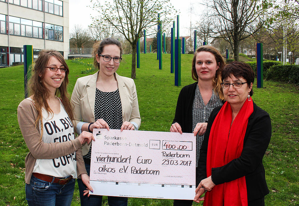 Foto (Universität Paderborn, Johannes Pauly): Freuen sich über die Spende für oikos (v. li.): Lea Bergmann, Julia Kaltschmidt, Rebecca Schulte und Prof. Dr. Birgit Riegraf.
