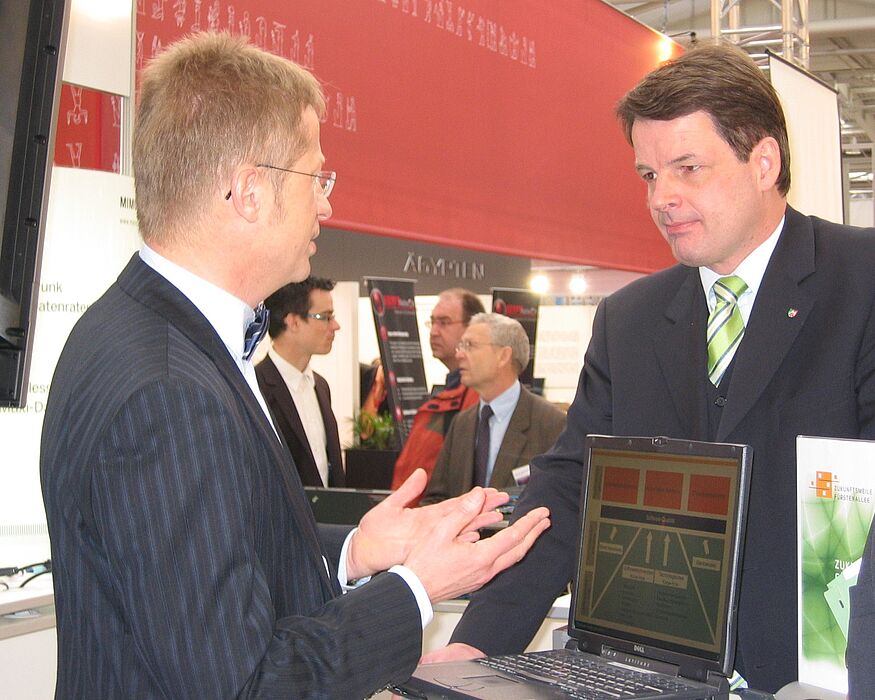 Foto: Vereinbarten auf der CeBIT ein weiteres Treffen in Paderborn: Staatssekretär Dr. Jens Baganz (re.), Ministerium für Wirtschaft, Mittelstand und Energie des Landes NRW, und Lothar Pelz, Geschäftführer der Zukunftsmeile Fürstenallee Projektentwic