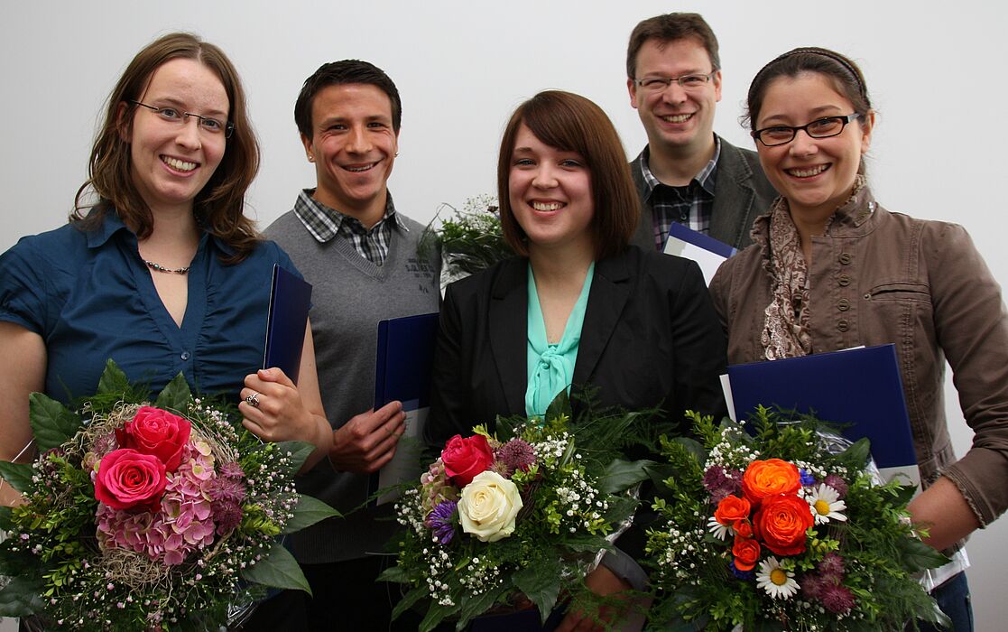 Foto (Universität Paderborn, Patrick Kleibold): Jannica Budde (v. l.), Andre Berwinkel, Joana Brüning, Martin Dröge und Maria Japs erhalten ein Graduiertenstipendium für ihr jeweiliges Promotionsvorhaben.