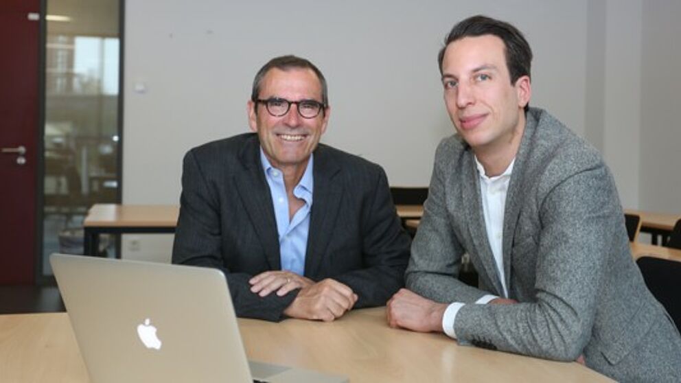 Foto (Universität Paderborn, Dr. Reinhard Schwarz): Die Paderborner Wirtschaftspädagogen Marcus Flachmeyer und Dr. Bernd Gössling verbessern mit innovativen Konzepten die betriebliche Aus- und Weiterbildung in ausgewählten Branchen, insbesondere im Anlagen- und Maschinenbau.