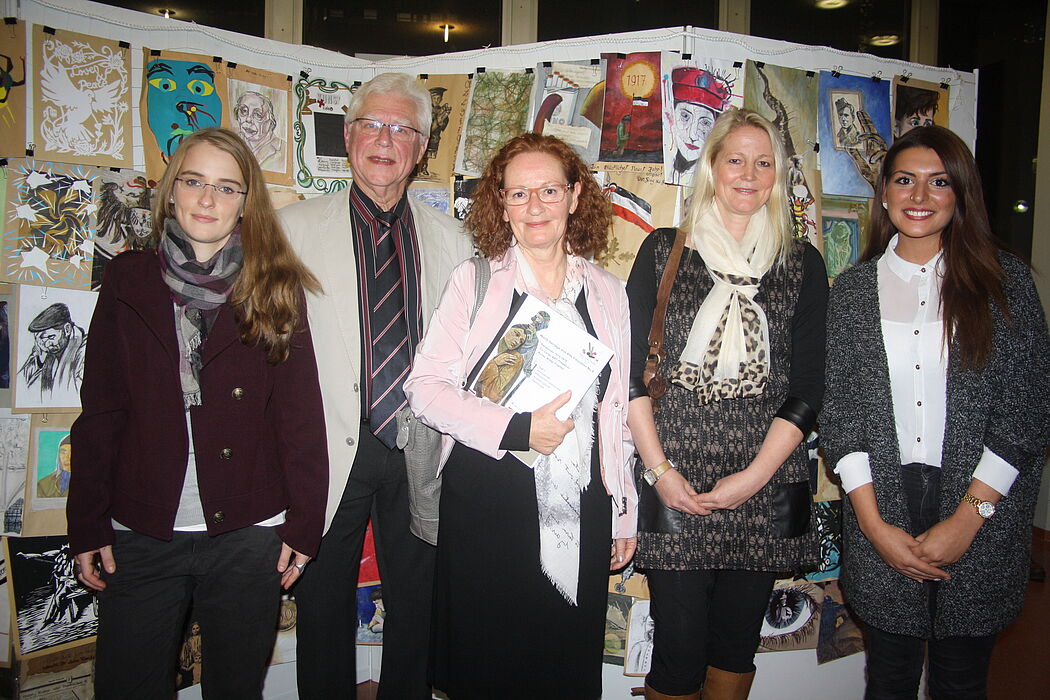 Fotos (Universität Paderborn, Ingo Kalischek): Eröffneten die Ausstellung: Annika Schediwy (Tutorin, v. l.), Prof. Dr. Uwe Kastens, Prof. Dr. Jutta Ströter-Bender, Dozentin Annette Wiegelmann-Bals und die Kunststudentin Reyhan Dural brachten den Besuch