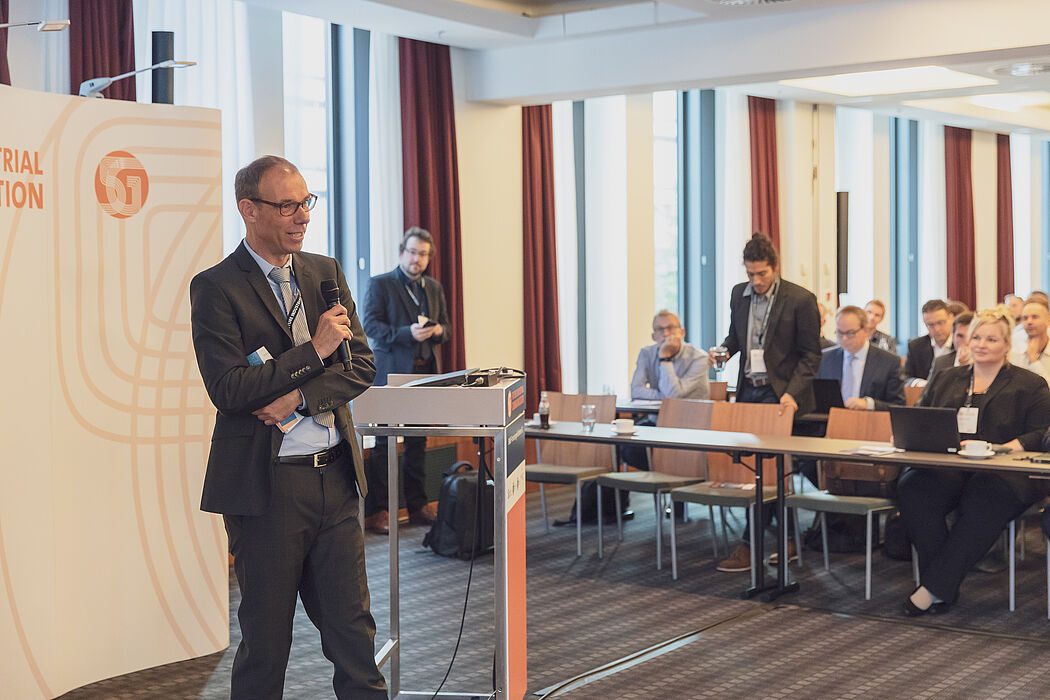 Prof. Johanes Blömer bei seiner Begrüßung zum 1. Tag im Rahmen der Veranstaltung "Future Industrial Communication". Foto: MIKA-fotografie | Berlin