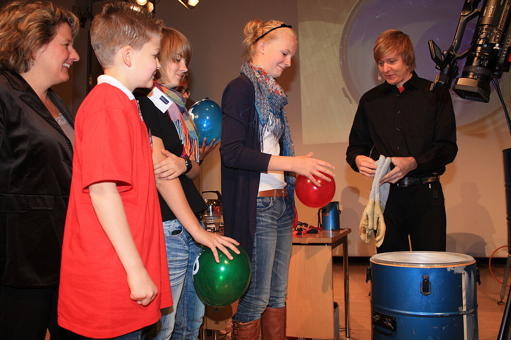 Foto (Referat Presse und Kommunikation, Universität Paderborn, Frauke Döll): … und zeigt, was mit Luftballons in flüssigem Stickstoff passiert.
