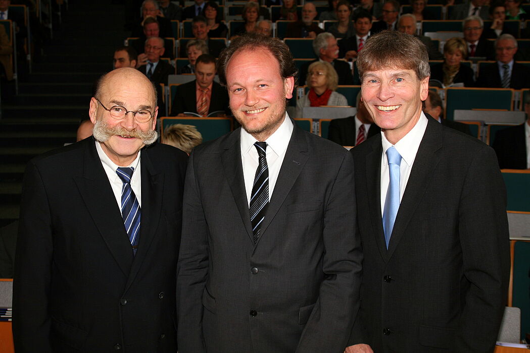 Foto (Universität Paderborn, Patrick Kleibold): Prof. Dr. Nikolaus Risch (r.) Kanzler Jürgen Plato (l.) und Prof. Dr. Klaus von Stosch beim Neujahrsempfang der Universität Paderborn.