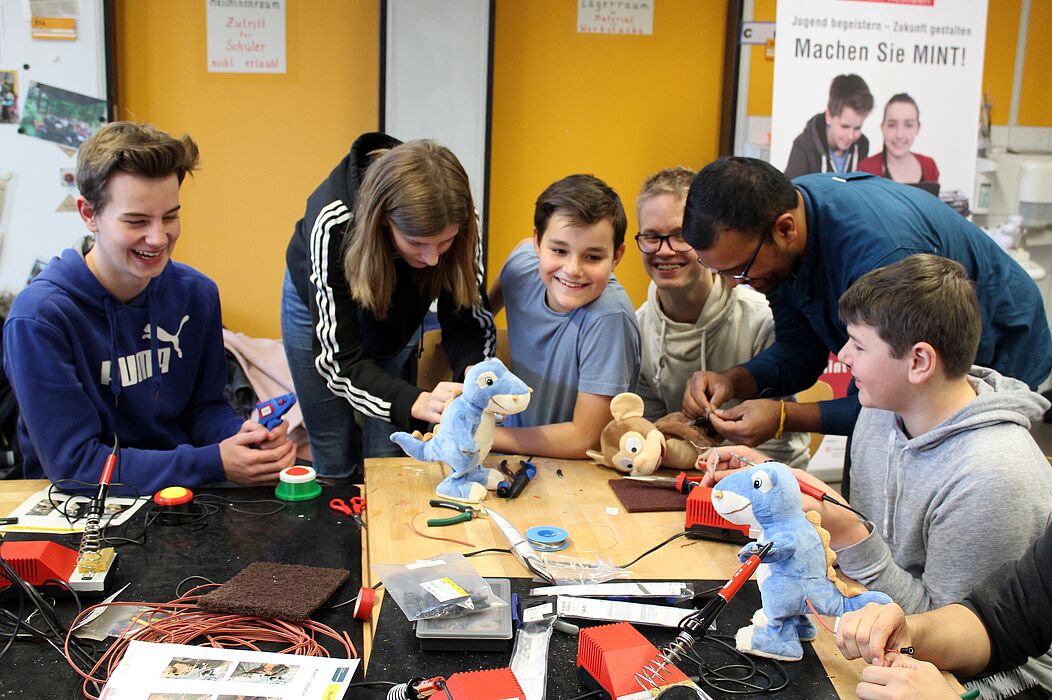 Foto (Universität Paderborn, Ricarda Michels): Die Schülerinnen und Schüler der Liboriusschule und Heinz-Nixdorf-Gesamtschule hatten bei dem Lötworkshop sichtlich Spaß.