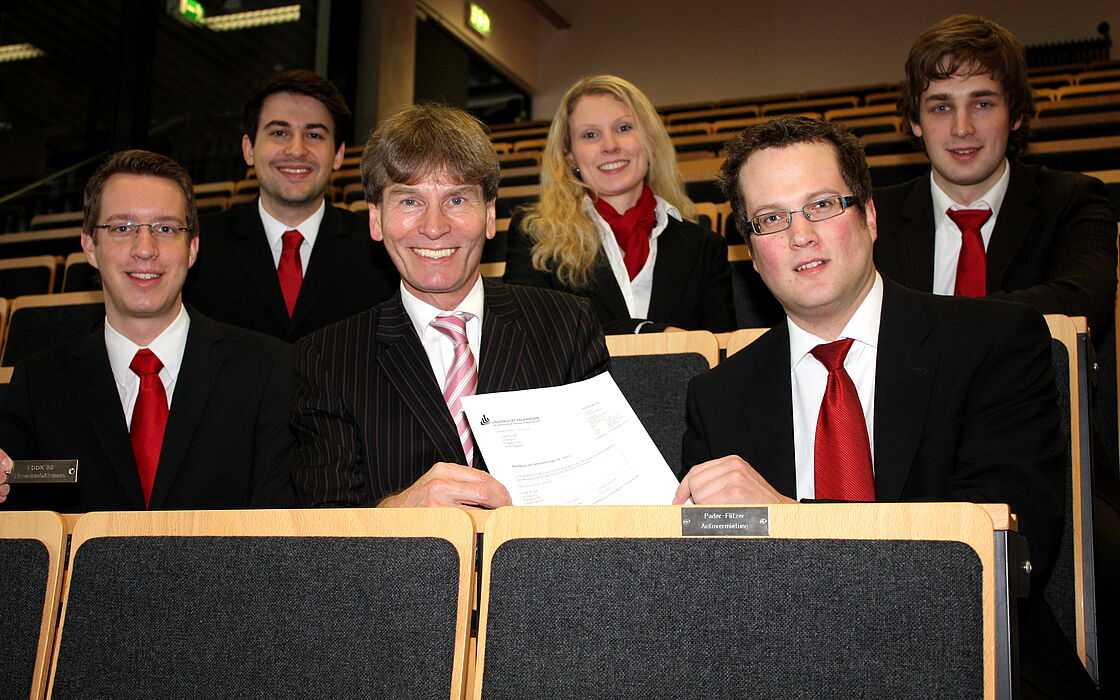 Foto (Universität Paderborn, Patrick Kleibold): Simon Gurcke, Prof. Dr. Nikolaus Risch, Jens Weber (1. Reihe v. l.), Thomas Majowski, Lara Liebich und Marian Schiemann (2. Reihe v. l.). Johannes Krauter vom Veranstalterteam der LOOK IN! fehlt auf dem Fot