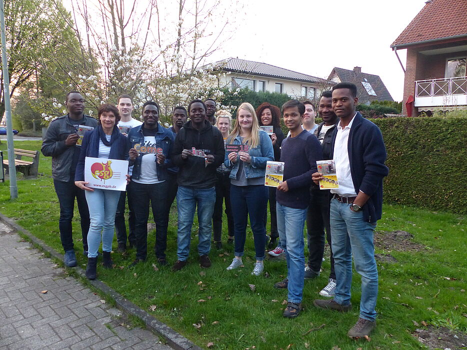 Foto (Matthias Schmitt): Studierende der Universität Paderborn aus vielen Nationen, links Studierendenpfarrerin Heidrun Greine.