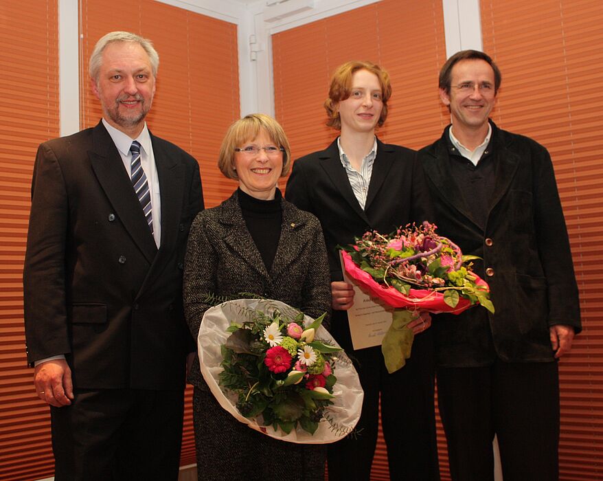 Foto (Universität Paderborn, Martin Decking): Mit der neuen Preisträgerin des Zonta Club Paderborn Award Dr. Anke Pohl (3. v. l.) freuen sich Prof. Dr. Wilhelm Schäfer, Bärbel Meerkötter und Prof. Dr. Joachim Hilgert über die Auszeichnung.