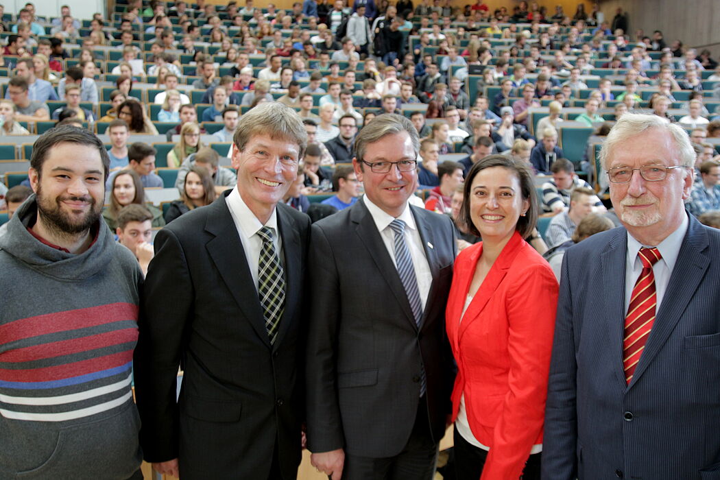 Foto (Universität Paderborn, Vanessa Dreibrodt): (v. l. n. r.) Hießen die Erstsemester an der Universität Paderborn willkommen: Philipp Kaibel, AStA, Präsident Prof. Dr. Nikolaus Risch, Bürgermeister Michael Dreier, Dr. Yvonne Koch, Zentrale Studienb