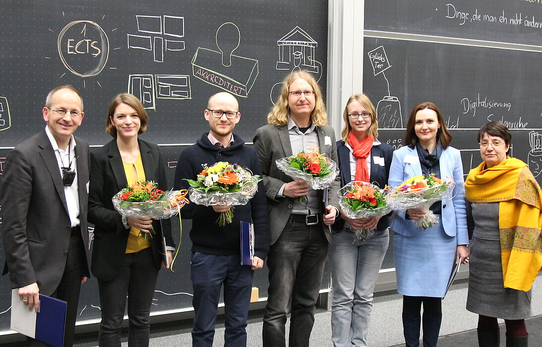 Foto (Universität Paderborn, Björn Heerdegen): Lehrende, die das hochschuldidaktische Zertifikat „Professionelle Lehrkompetenz für die Hochschule“ erhalten haben: Julia Kröger, Timo Kaerlein, Jan Peter Herbst, Inka Haak, Joanna Hellweg (v. l.) mit