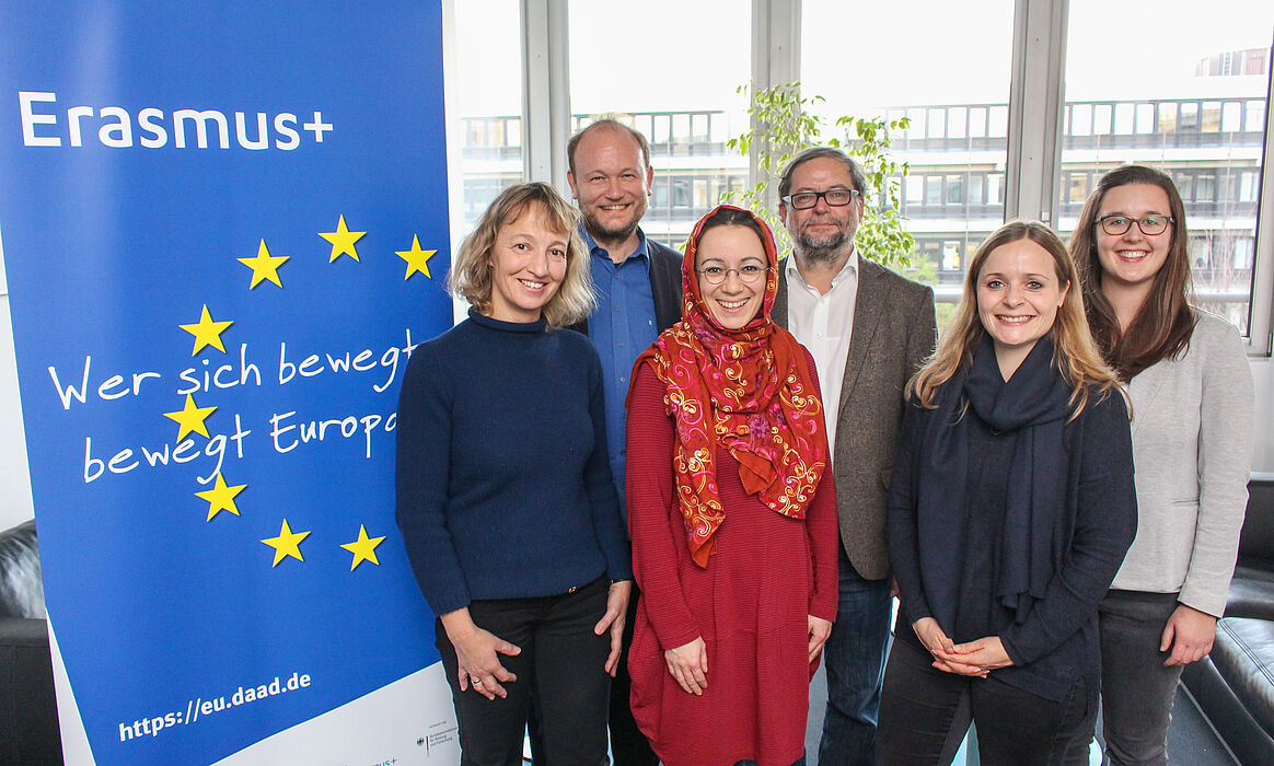 Foto (Universität Paderborn, Johannes Pauly): v. l.: Prof. Dr. Sabine Schmitz, Prof. Dr. Klaus von Stosch, Jun.-Prof. Dr. Muna Tatari, Prof. Dr. Michael Hofmann, Nicola Weinert, Juliane Eisenmann.