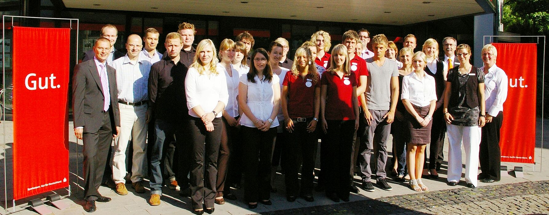 Foto (Sparkasse Paderborn): v. li.: Prof. Dr. Marc Beutner, Markus Schöncke, Christof Gockel, Arndt Hecker, Niko Thelen, Simon Wrede, Claudia Straßburg, Christina Roelfes, Julia Clifton, Thomas Scholl, Verena Matthes, Sarah Köper, Philipp Dahlmeier, An
