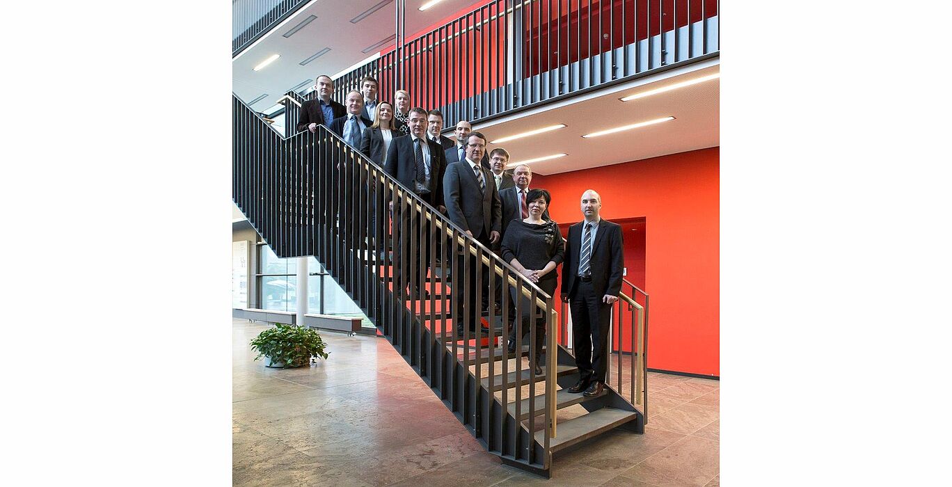 Foto (Leibniz Universität Hannover): Die Teilnehmer des Projektkoordinierungstreffens im Produktionstechnischen Zentrum Hannover: erste Reihe von unten nach oben: Dr. F. Nürnberger (IW, LUH) O. Tsebinoga (PJSC Interpipe), Prof. H.J. Maier (IW, LUH), Dr.