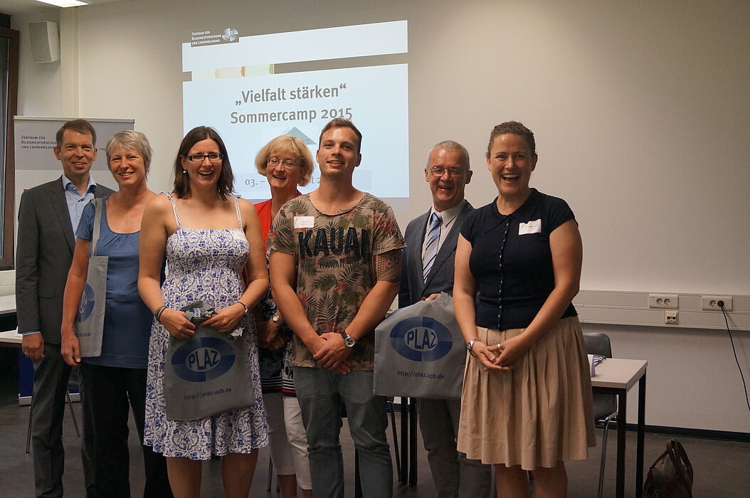 Foto: Organisator/innen und Sponsor/innen (v. l.): Stephan Kleine (Bürgerstiftung), Cornelia Zierau (Uni Paderborn, Projekt „Vielfalt stärken“), Katharina Gefele (Uni Paderborn, Institut für Germanistik und Vergleichende Literaturwissenschaft), Ann