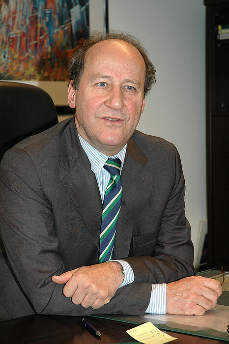 Foto (Zuse-Institut Berlin): Prof. Dr. Dr. h. c. Peter Deuflhard spricht über die Entwicklung neuer mathematischer Methoden für die Krebstherapie.