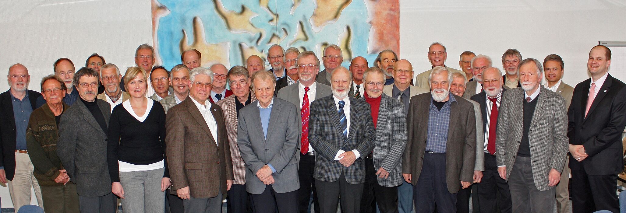 Foto (Universität Paderborn, Jan Aulenberg): 35 ehemalige Professoren trafen sich zum vierten Emeriti-Treffen in der Universität. Die regelmäßig zwei Mal im Jahr stattfindenden Treffen bieten eine gute Möglichkeit, sich über Neuerungen in der Univer