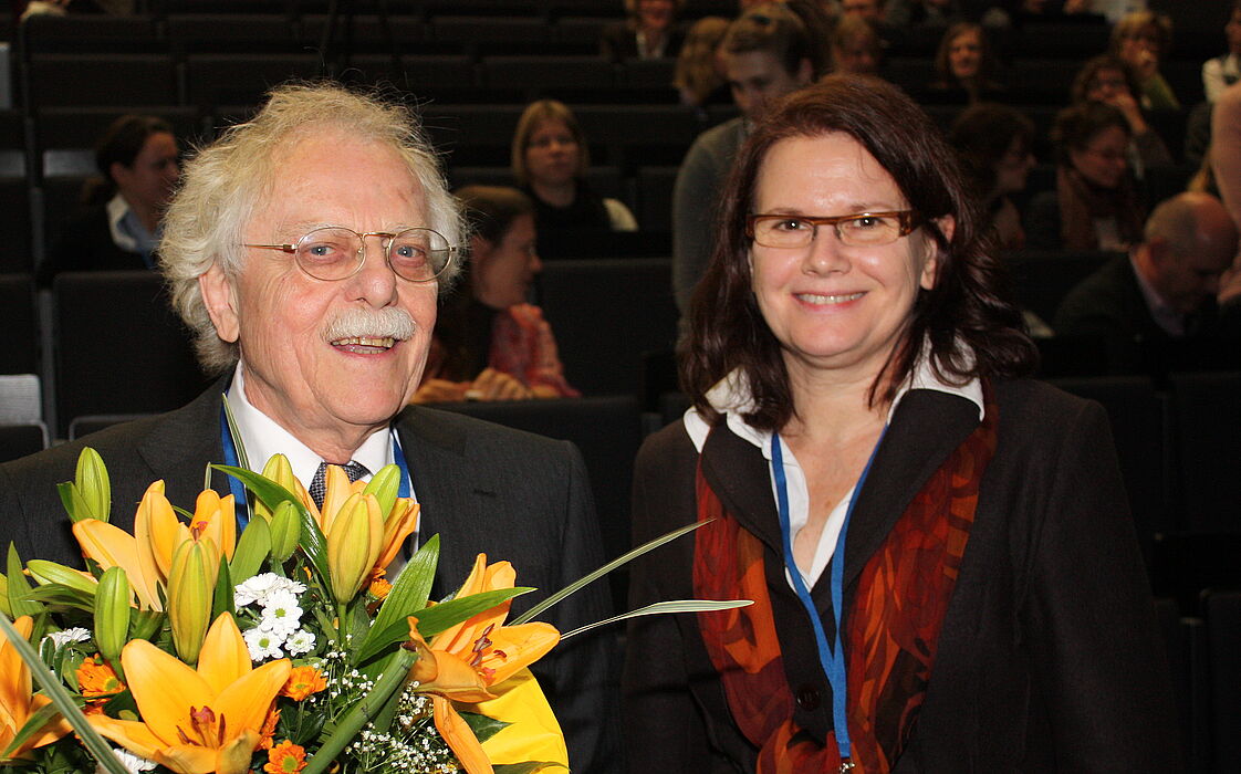 Foto (Universität Paderborn, Patrick Kleibold): Prof. Dr. Dorothee M. Meister bedankt sich bei Prof. Dr. Rolf Schulmeister vom Zentrum für Hochschul- und Weiterbildung der Universität Hamburg.