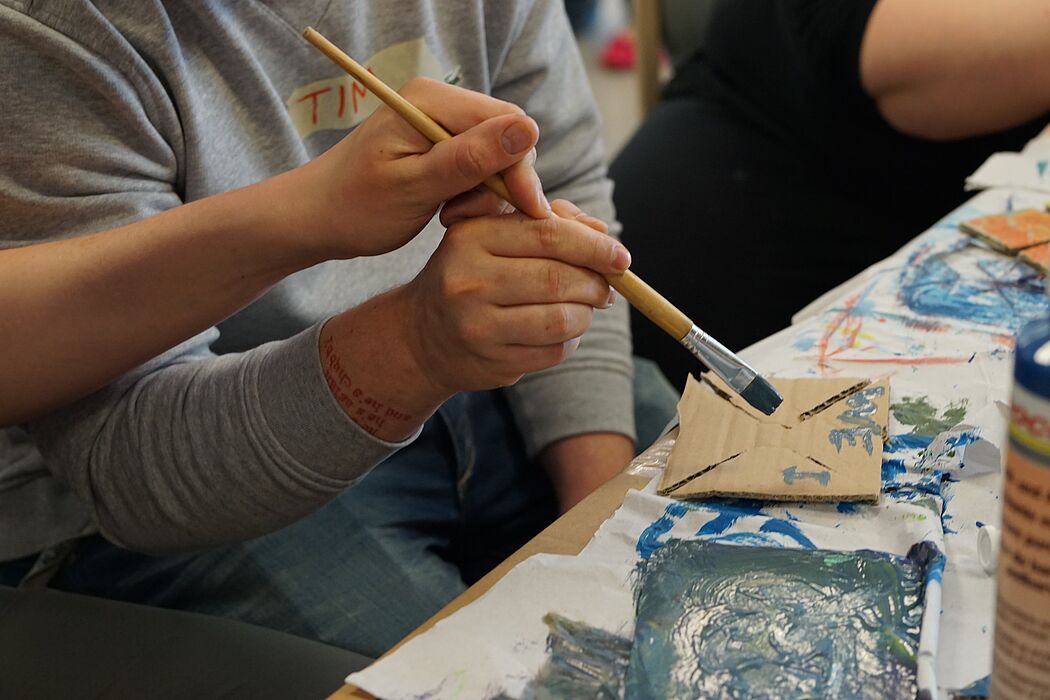 Foto (Universität Paderborn, Sarah Biemann): Studierendes des Fachs Kunst der Universität Paderborn schaffen zusammen mit Teilnehmern des Begegnungszentrums Pontanus-Carré aus alten Materialien neue Kunstwerke.