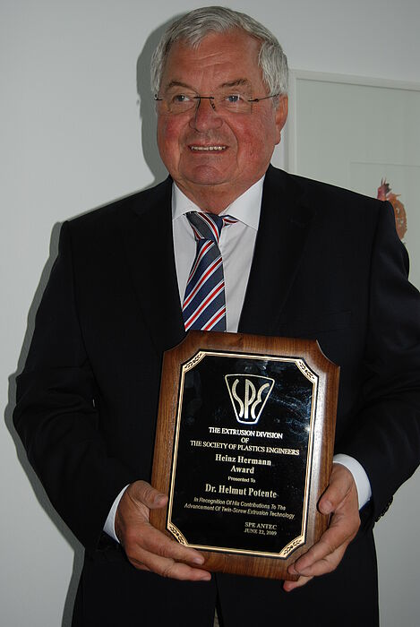 (Foto: Christiane Bernert) Prof. Dr.-Ing. Helmut Potente, Emeritus am Institut für Kunststofftechnik der Uni Paderborn, hat in Chicago für seine Verdienste zur Weiterentwicklung der Doppelschnecken-Extrusionstechnologie den Heinz Hermann Award bekommen.