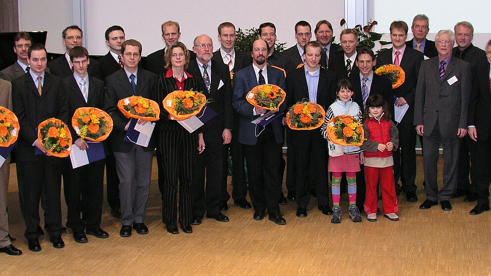 Foto (Stefan Sauer): Rektor Prof. Dr. Nikolaus Risch (2. v. r.) und Dekan Prof. Dr. Klaus Meerkötter (3. v. r.) freuen sich über die erfolgreichen Preisträger der Fakultät für Elektrotechnik, Informatik und Mathematik. Ferner auf dem Bild: Prodekane 