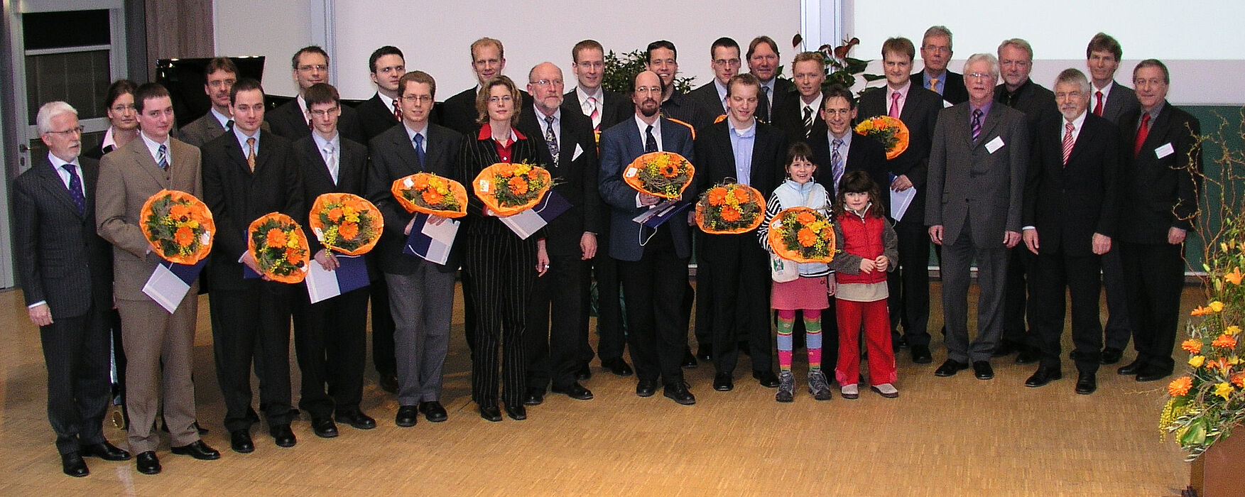 Foto (Stefan Sauer): Rektor Prof. Dr. Nikolaus Risch (2. v. r.) und Dekan Prof. Dr. Klaus Meerkötter (3. v. r.) freuen sich über die erfolgreichen Preisträger der Fakultät für Elektrotechnik, Informatik und Mathematik. Ferner auf dem Bild: Prodekane 