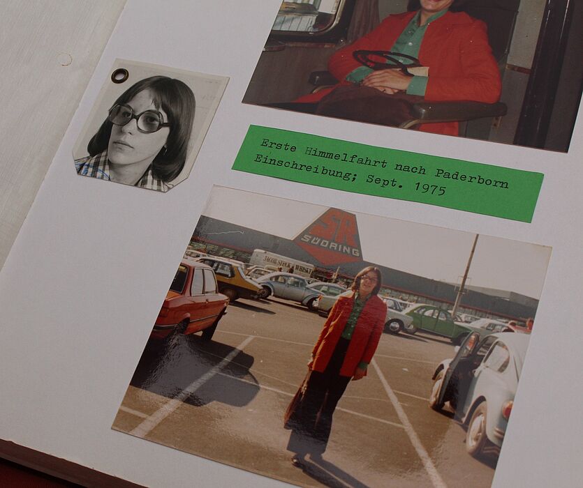Foto (Universität Paderborn, Alexandra Dickhoff): Eine andere Seite im Fotoalbum bebildert den Tag der Einschreibung im Wintersemester 1975.