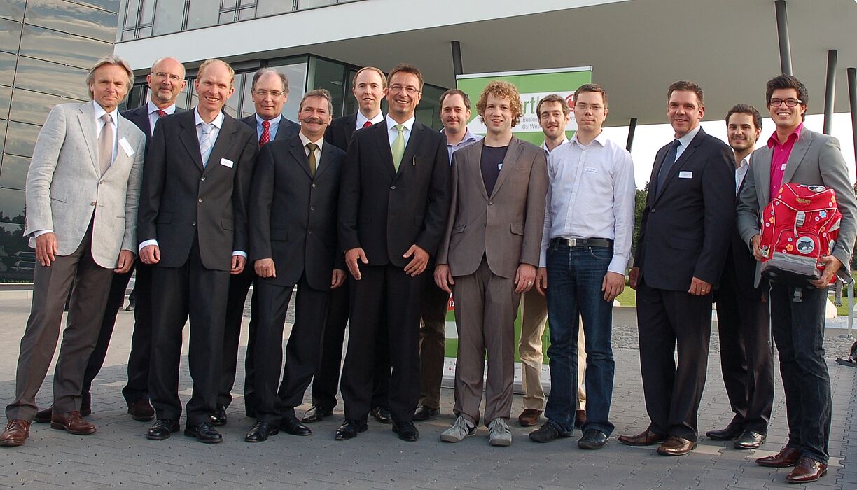 Foto (OstWestfalenLippe Marketing GmbH): Preisverleihung: Herbert Weber, OWL Marketing, Gastgeber Herbert Vogel, itelligence, und Hans-Jürgen Nolting (4. von links), Stadtsparkasse Bad Oeynhausen, zeichneten die Top 10 des Wettbewerbs aus: Dirk Strothman