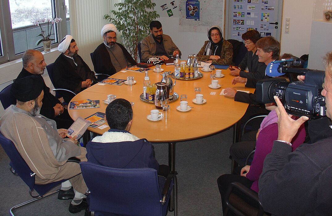 Foto (Universität Paderborn, Tibor Werner Szolnoki): Präsident Prof. Dr. Nikolaus Risch im Gespräch mit den Gästen aus dem iranischen Ghom.